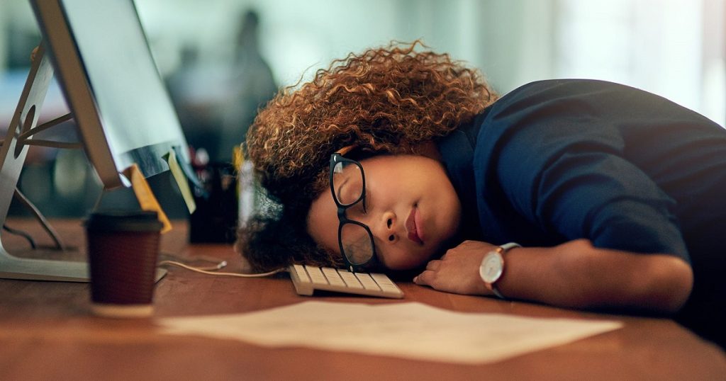 فواید چرت زدن کوتاه در طول روز، چند دقیقه و چگونه چرت بزنیم؟