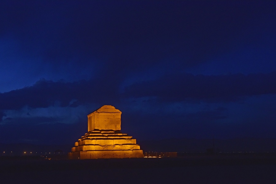 عکس آرامگاه کوروش کبیر در شب
