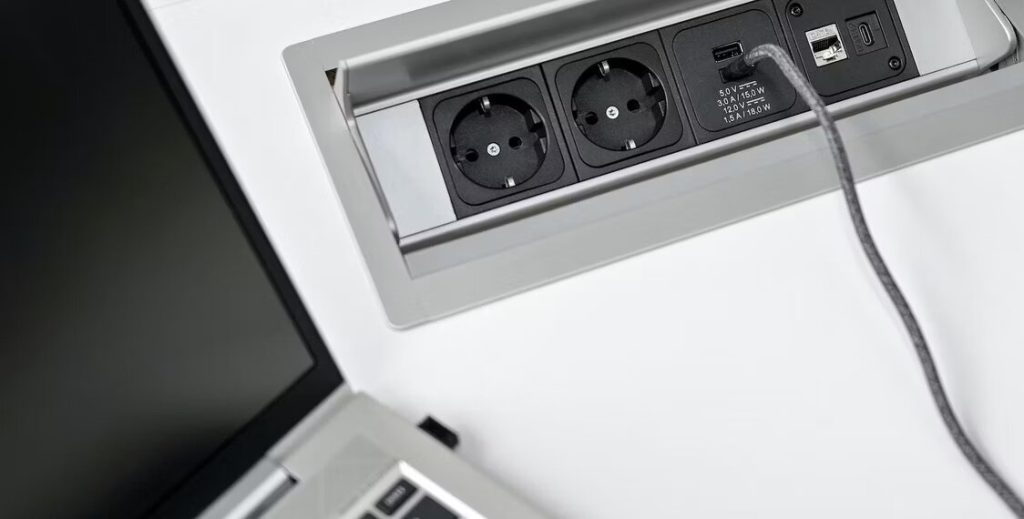 از کجا بفهمیم لپ تاپ چقدر برق مصرف می کند؟ (3 روش)