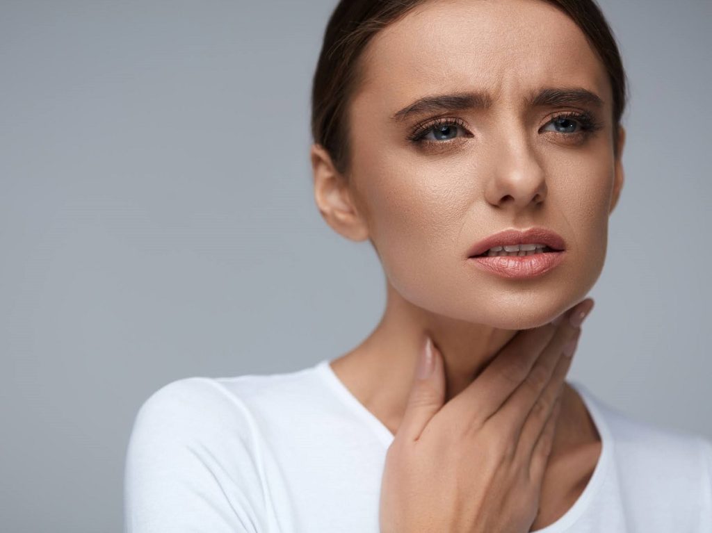 برای خشکی گلو چی بخوریم؟ (علائم، دلایل و روش های خانگی رفع خشکی گلو)