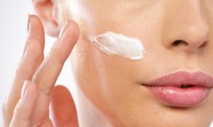 تفاوت کرم آبرسان و مرطوب کننده؛ پوست ما به کدام نیاز دارد؟