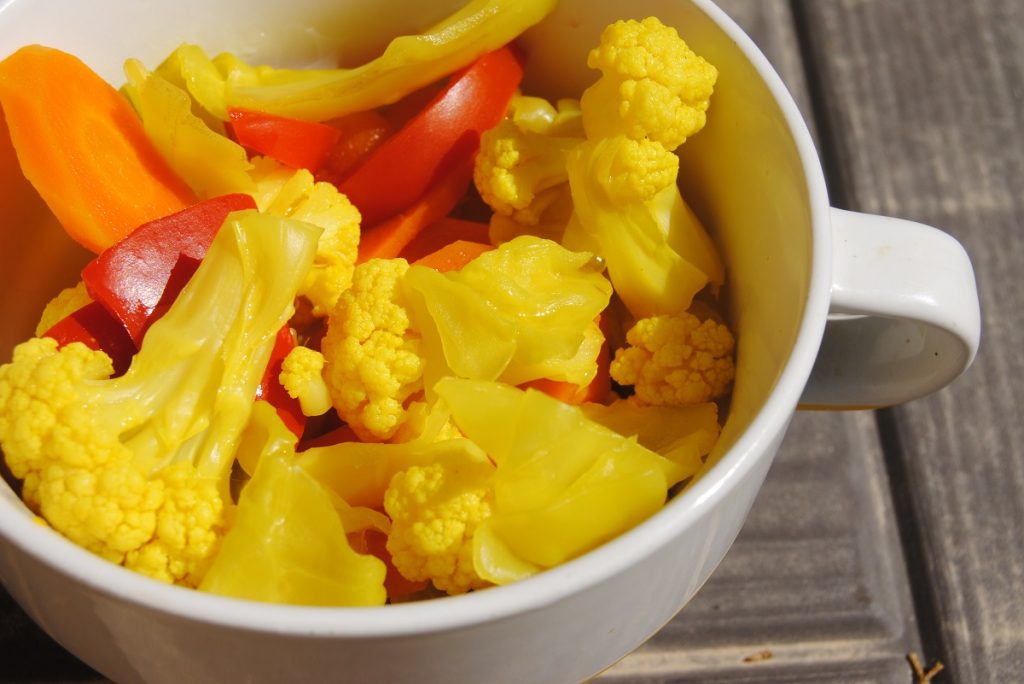 طرز تهیه ترشی شور گل کلم فوری با سرکه مثل بازاری