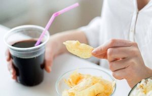 این مواد غذایی شما را پیر می کنند! (معرفی مواد غذایی که باعث پیری می شوند)