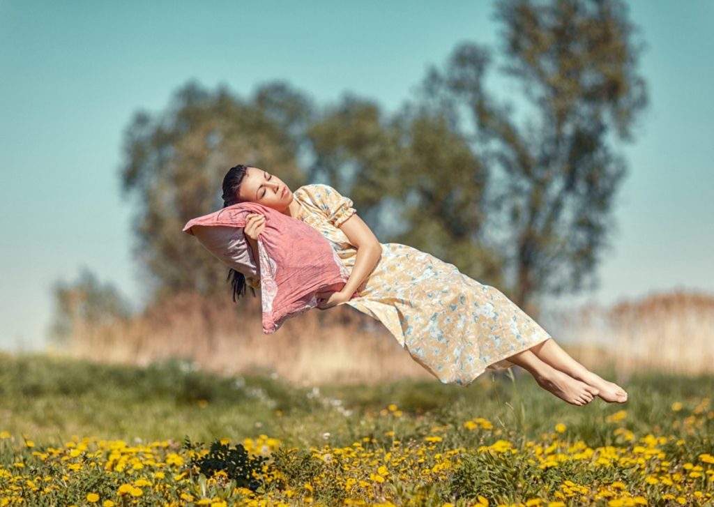 چرا در خواب از بلندی می افتیم؟ دلیل علمی و روانشناسی آن چیست؟