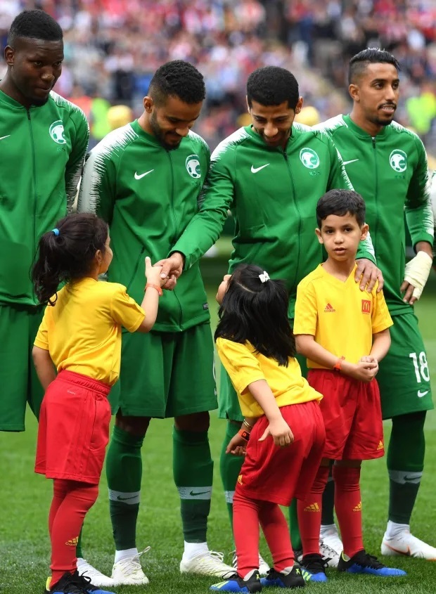 علت ورود فوتبالیست ها به زمین با بچه ها