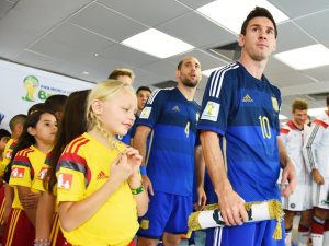 چرا فوتبالیست ها با بچه وارد زمین می شوند؟ 4 دلیل اصلی