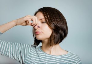 برای از بین بردن بوی سیر از دهان چه باید کرد