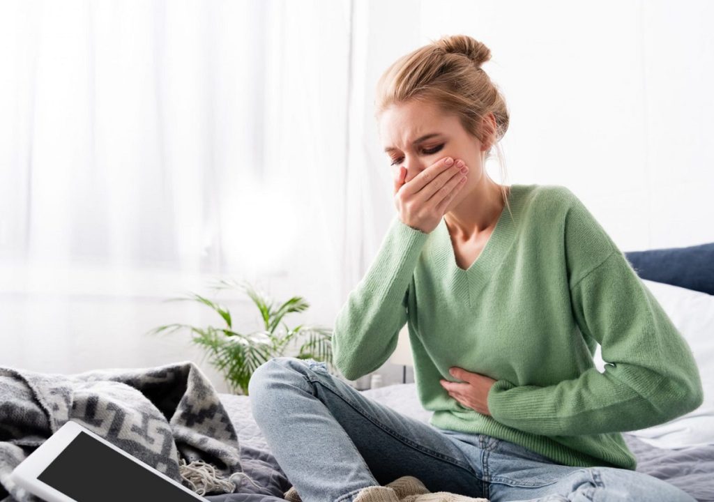 برای رفع حالت تهوع چه بخوریم؟ مواد غذایی، میوه و دمنوش های مناسب