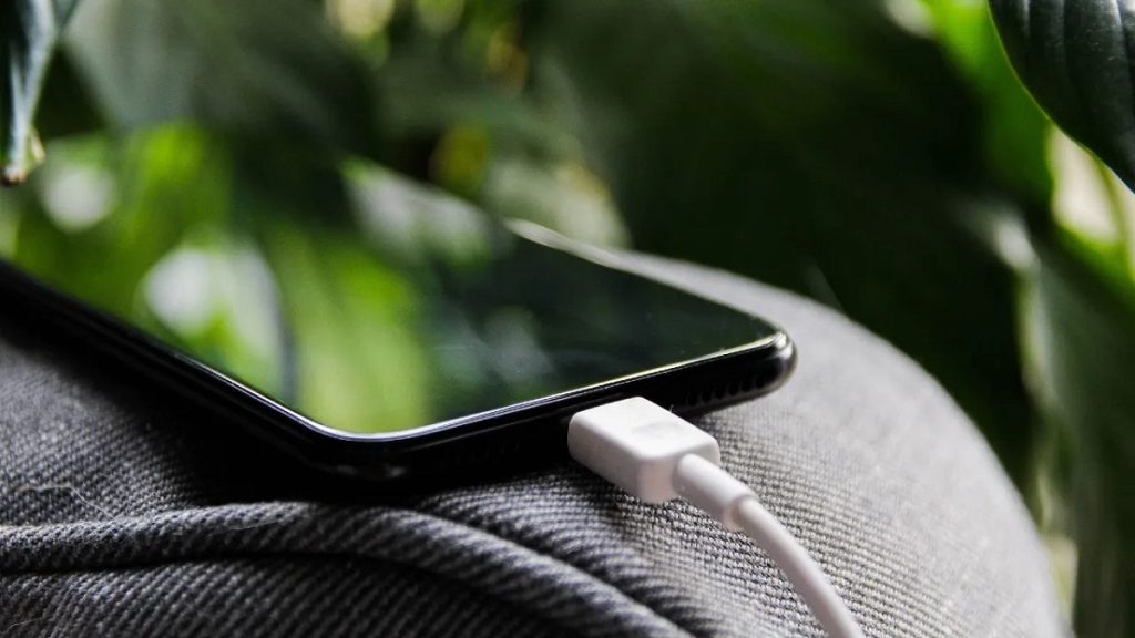 سلامت باتری آیفون باید چند درصد باشد؟ چه زمانی باتری را عوض کنیم؟