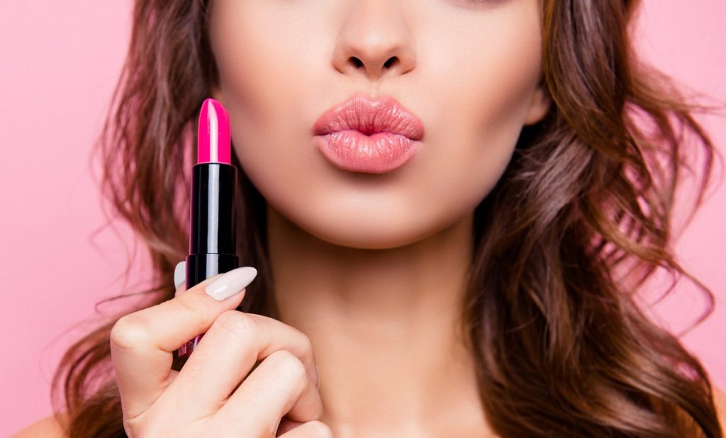 چگونه رنگ رژ لب خود را انتخاب کنیم؟ به این نکات دقت کنید