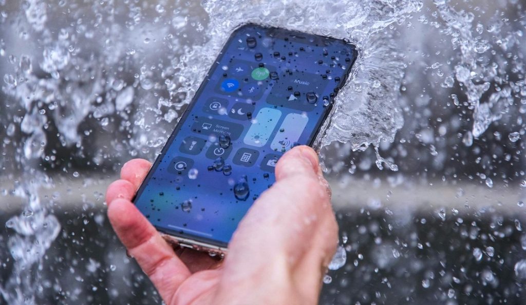 آب داخل گوشی را چگونه خشک کنیم (بایدها و نبایدهای مهم)