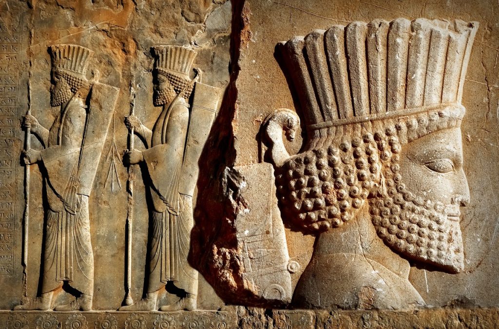 نام پدر و جانشین کدام یک از پادشاهان هخامنشی یکسان بود (محبوب ترین پادشاه ایران)