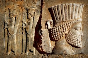 نام پدر و جانشین کدام یک از پادشاهان هخامنشی یکسان بود (محبوب ترین پادشاه ایران)