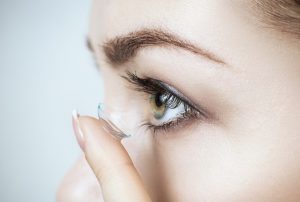 چگونه لنز بگذاریم (آموزش گذاشتن و درآوردن لنز چشم)