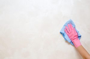 کاغذ دیواری را چگونه تمیز کنیم (ساده و راحت، بدون آسیب)