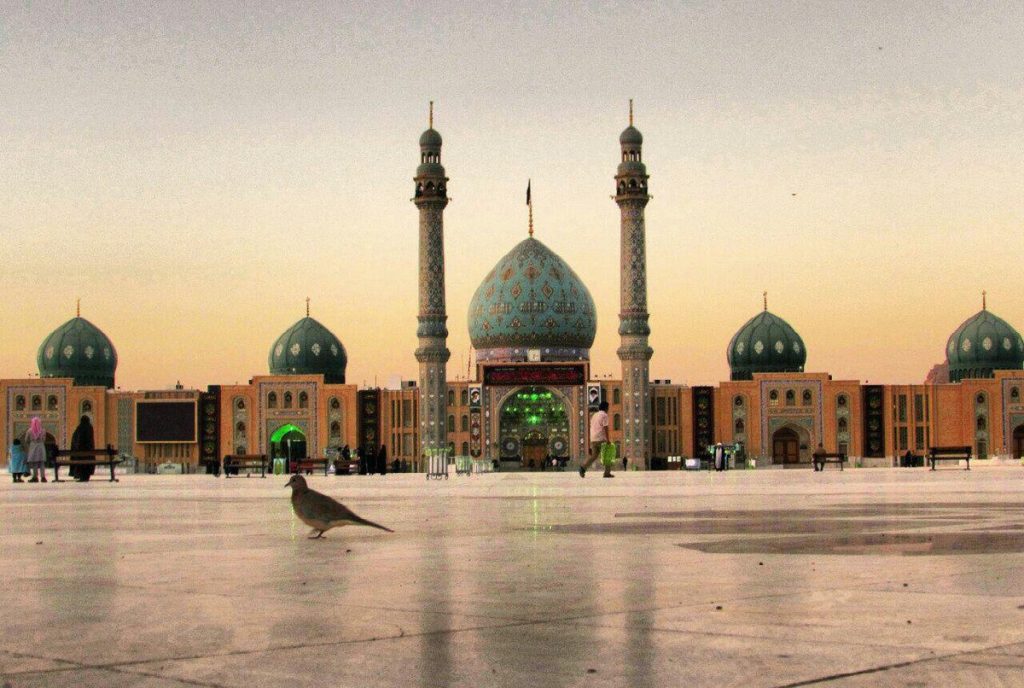 چرا مسجد جمکران پنج گنبد دارد؟ (پاسخ کوتاه و دقیق)