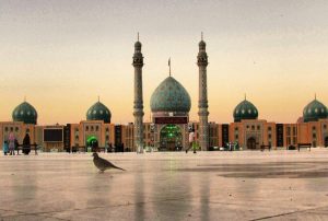 چرا مسجد جمکران پنج گنبد دارد؟ (پاسخ کوتاه و دقیق)