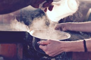 چرا میگن وقتی آب جوش میریزم بسم الله بگو؛ خرافات است یا واقعیت؟