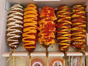 طرز تهیه کورن داگ پنیری سوخاری به همراه نکات کلیدی