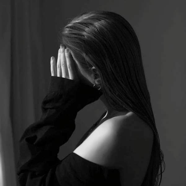 عکس سیاه و سفید دخترانه و غمگین برای روبیکا