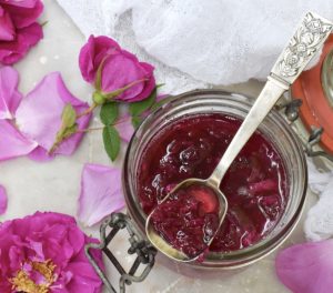 طرز تهیه گل قند با گل محمدی تازه؛ داروی طبیعی با خواص عالی