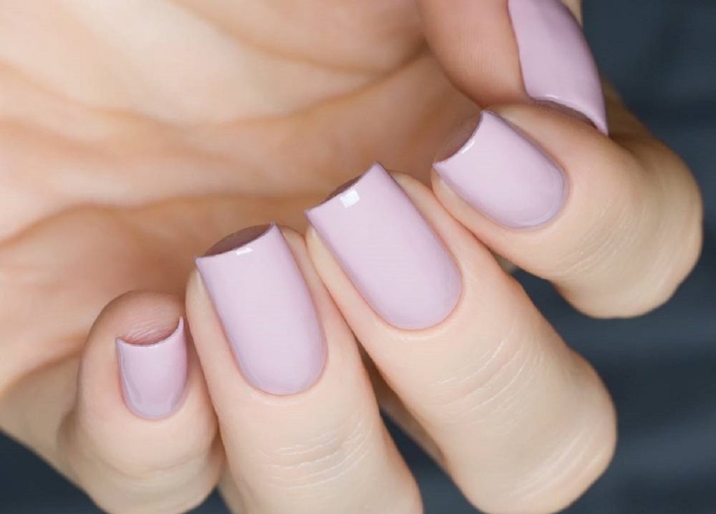 چه رنگ لاکی پوست دست را روشن می کند؟ رنگ لاک مناسب برای پوست های گندمی و سبزه