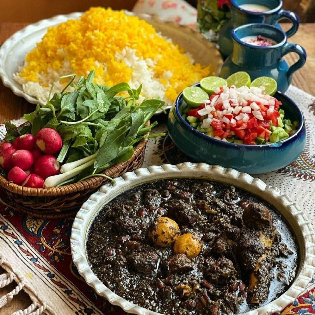 طرز تهیه خورش قورمه سبزی نذری برای 200 نفر به همراه رازهای خوشمزه شدن و جا افتادن