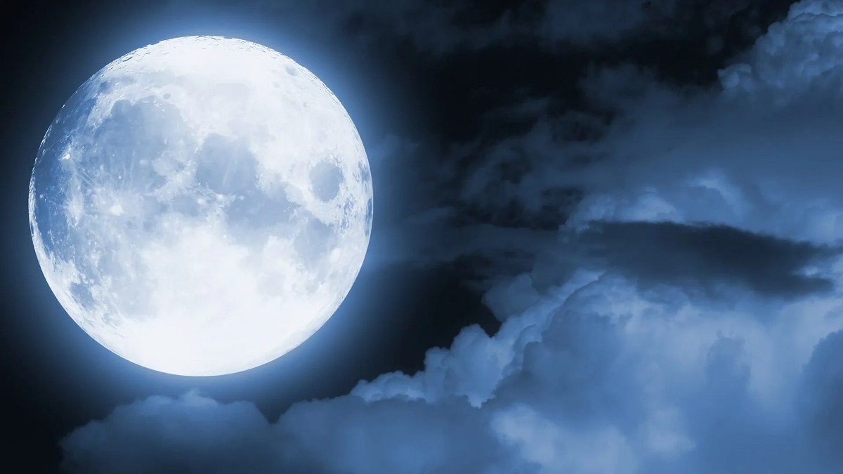 چرا نور ماه سفید است