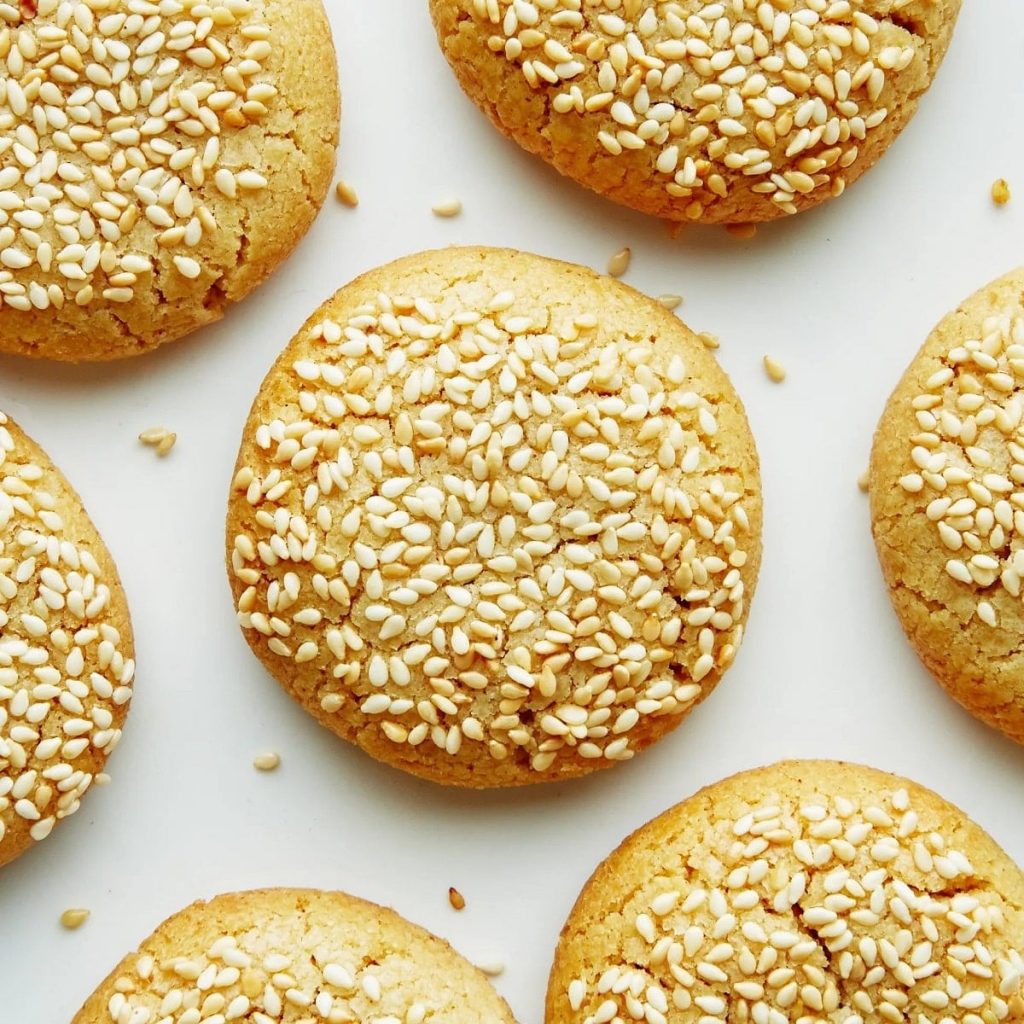 طرز تهیه کلوچه کنجدی نرم و پفکی (ساده و خوشمزه)