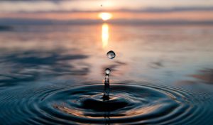 معنی ضرب المثل قطره قطره جمع گردد وانگهی دریا شود + داستان