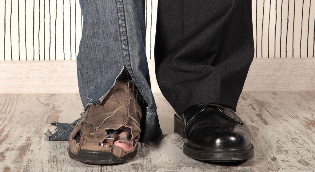 معنی ضرب المثل به مالت نناز به شبی بند است، به حسنت نناز به تبی بند است + داستان