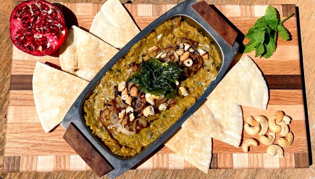 طرز تهیه کشک بادمجان کبابی برای دو نفر با گردو